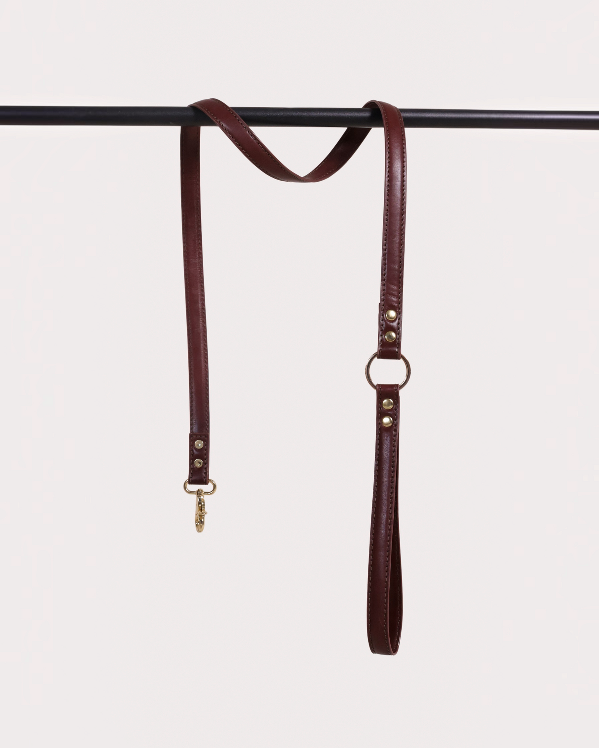 The bond brown vegetable tanned leather dog lead with solid zinc hardware and swivel snap hooks.